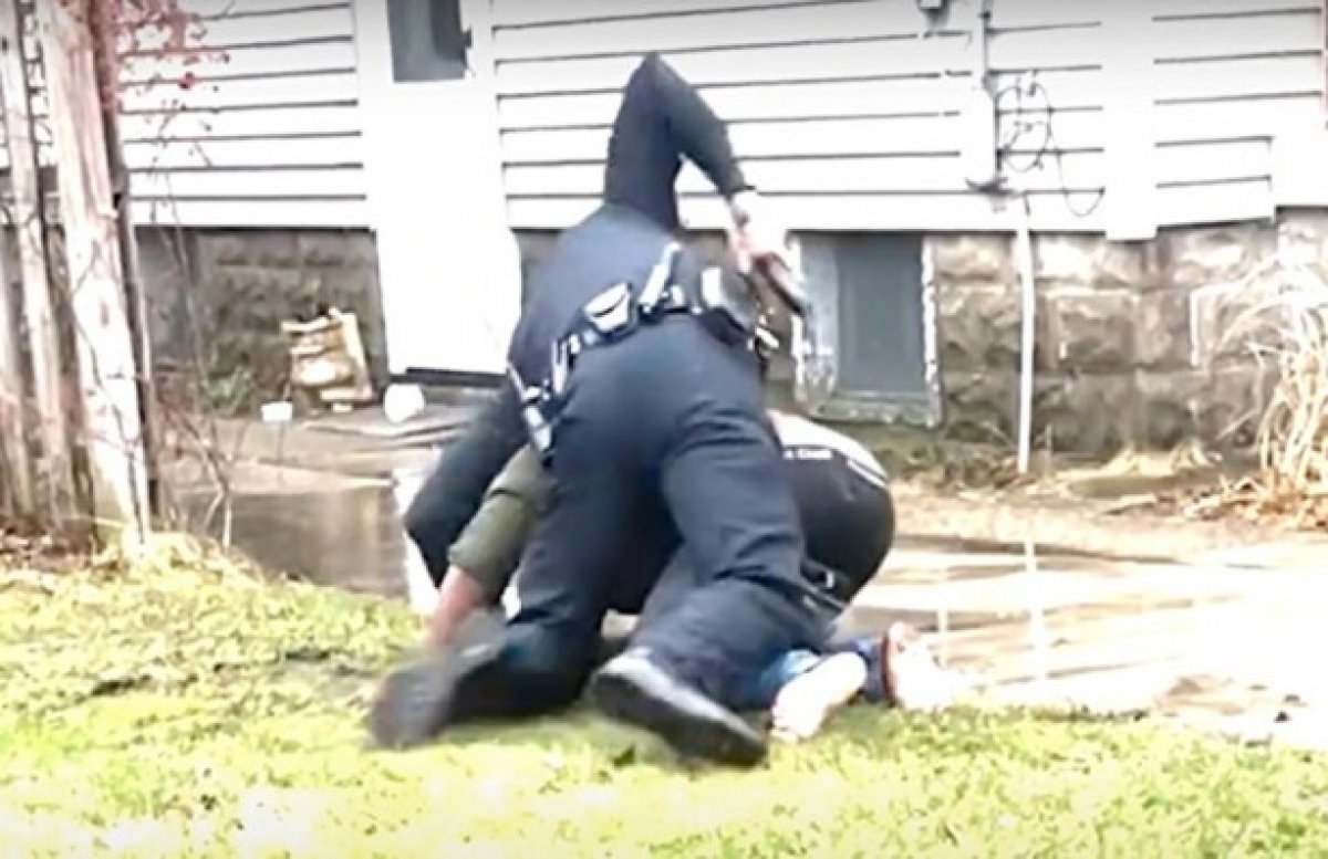 ABD'de polis, siyahi bir genci başından vurarak öldürdü