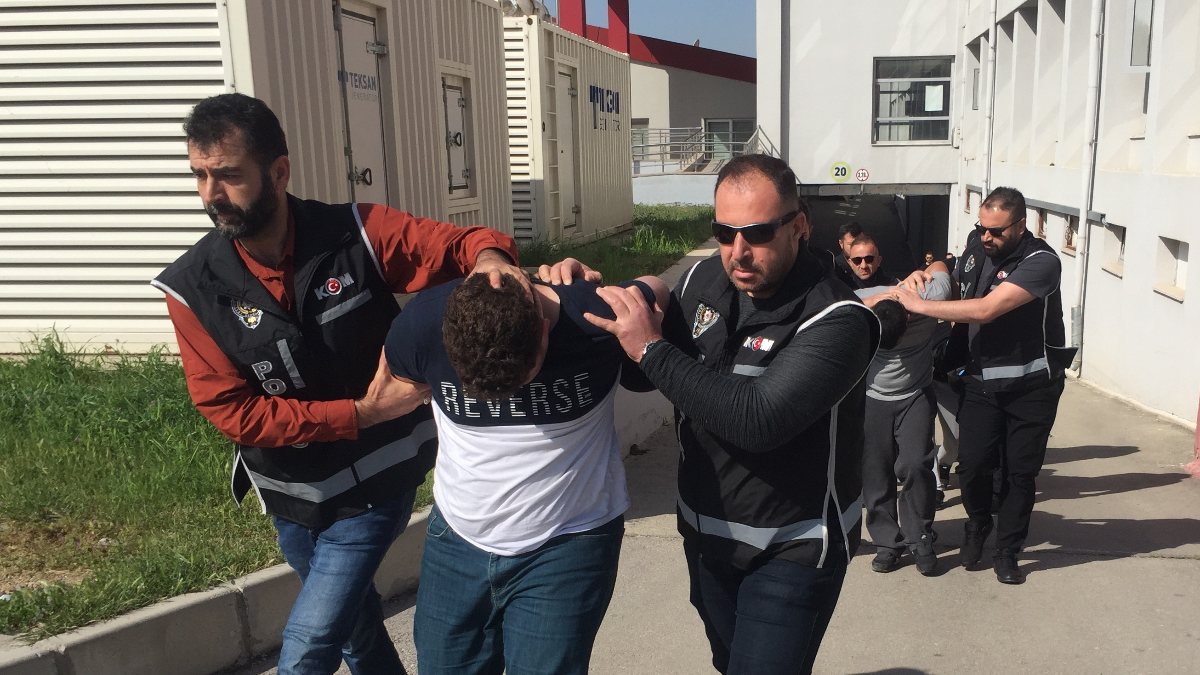 Adana&#039;da faili meçhul cinayetle ilgili zanlılar adliyeye sevk edildi