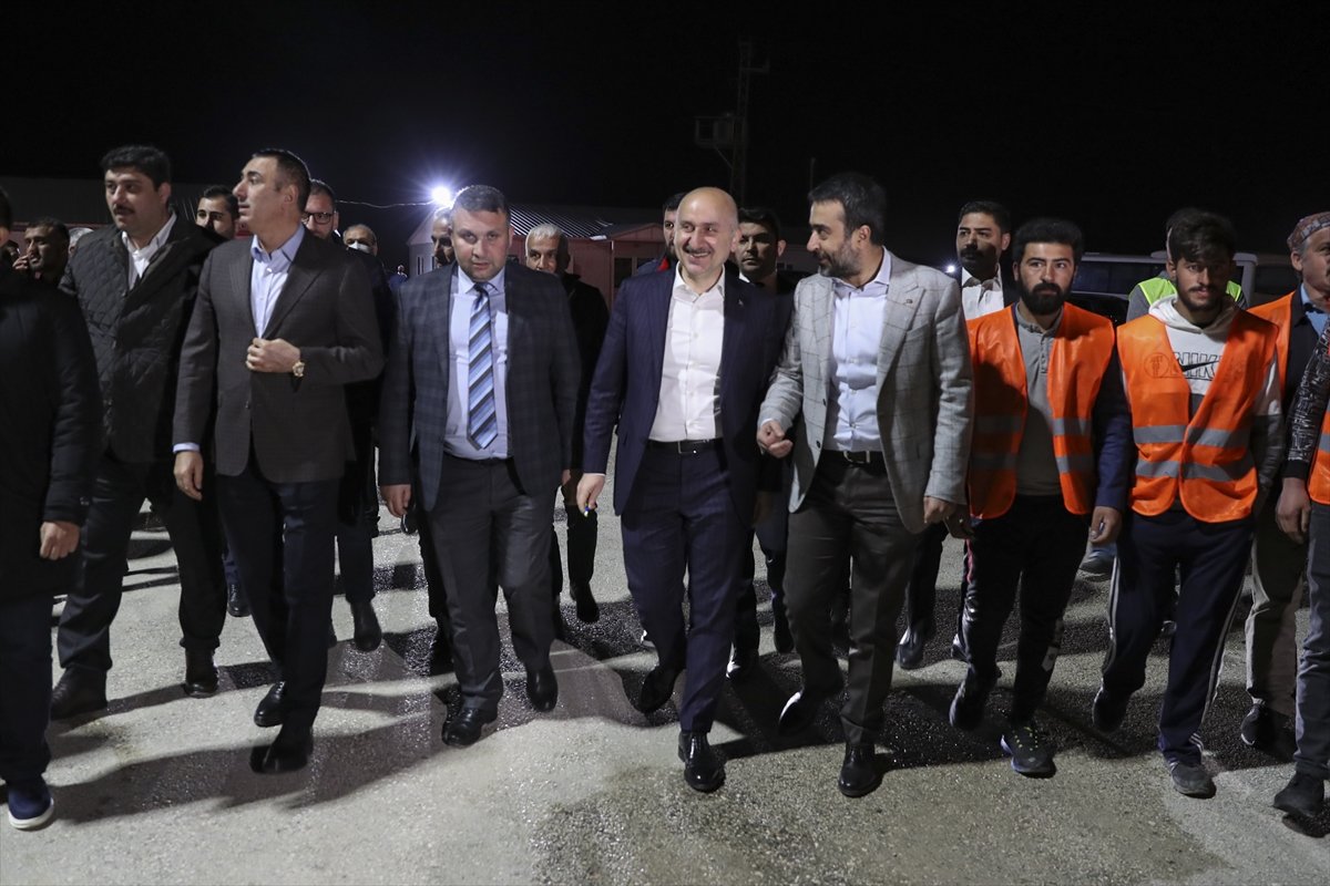 Adil Karaismailoğlu, işçilerle sahur yaptı