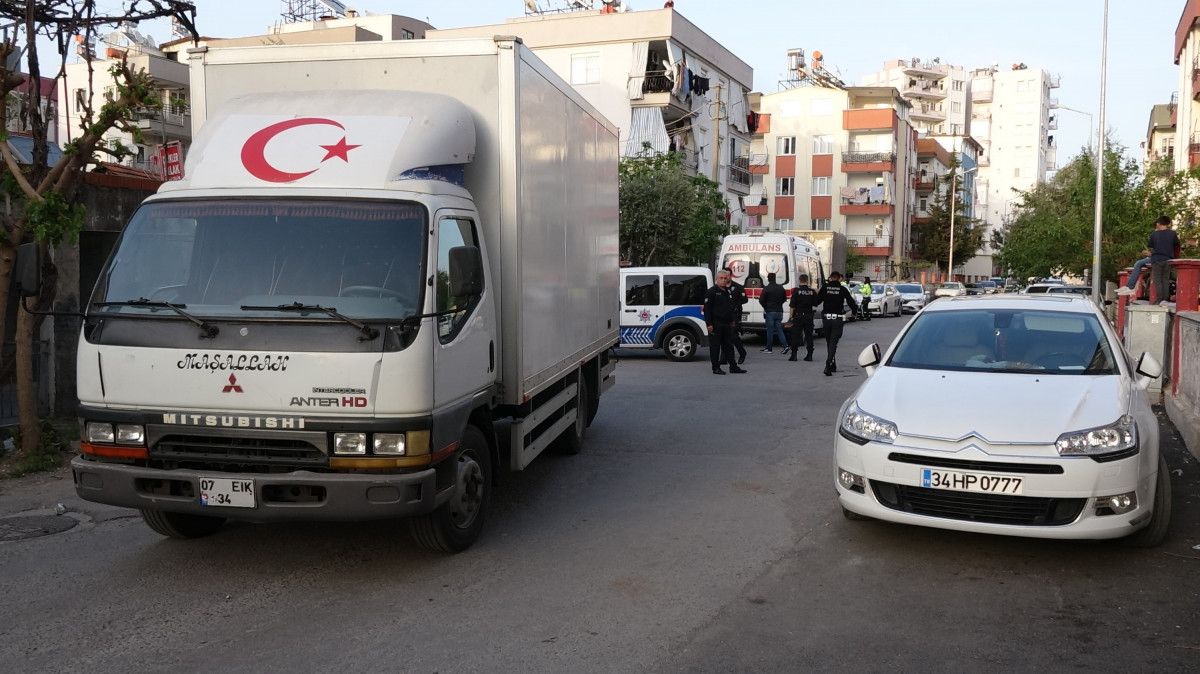 Antalya'da 2 yaşındaki kız çocuğu kamyonetin altında kaldı