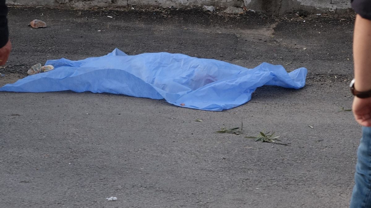 Antalya'da 2 yaşındaki kız çocuğu kamyonetin altında kaldı