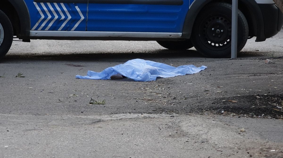 Antalya'da 2 yaşındaki kız çocuğu kamyonetin altında kaldı