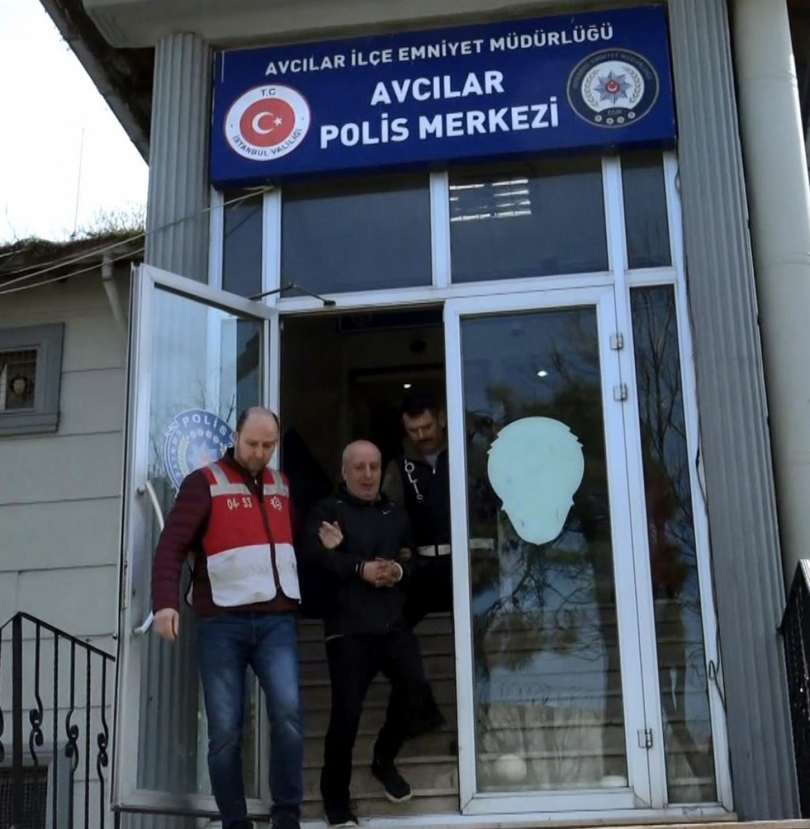 Avcılar'da kardeşini silahla bacağından vurdu