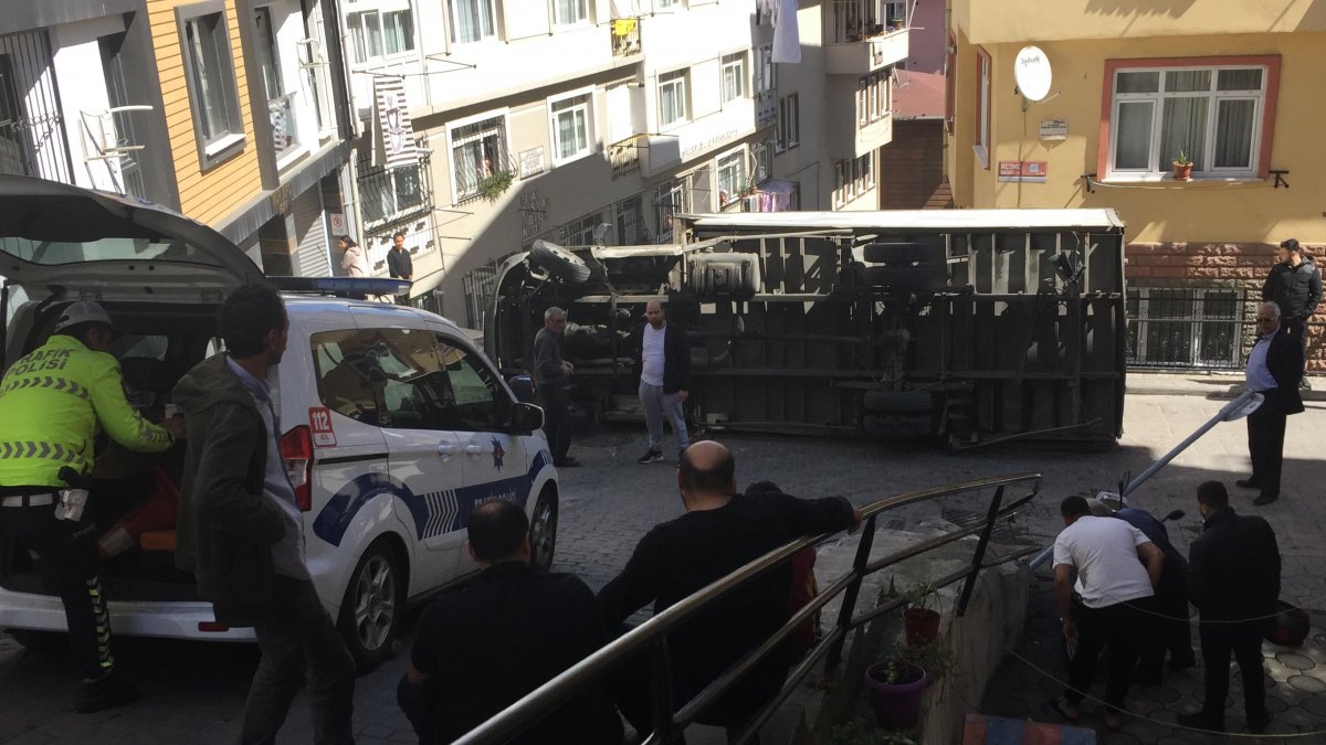Beyoğlu'nda nakliyat kamyonu devrildi