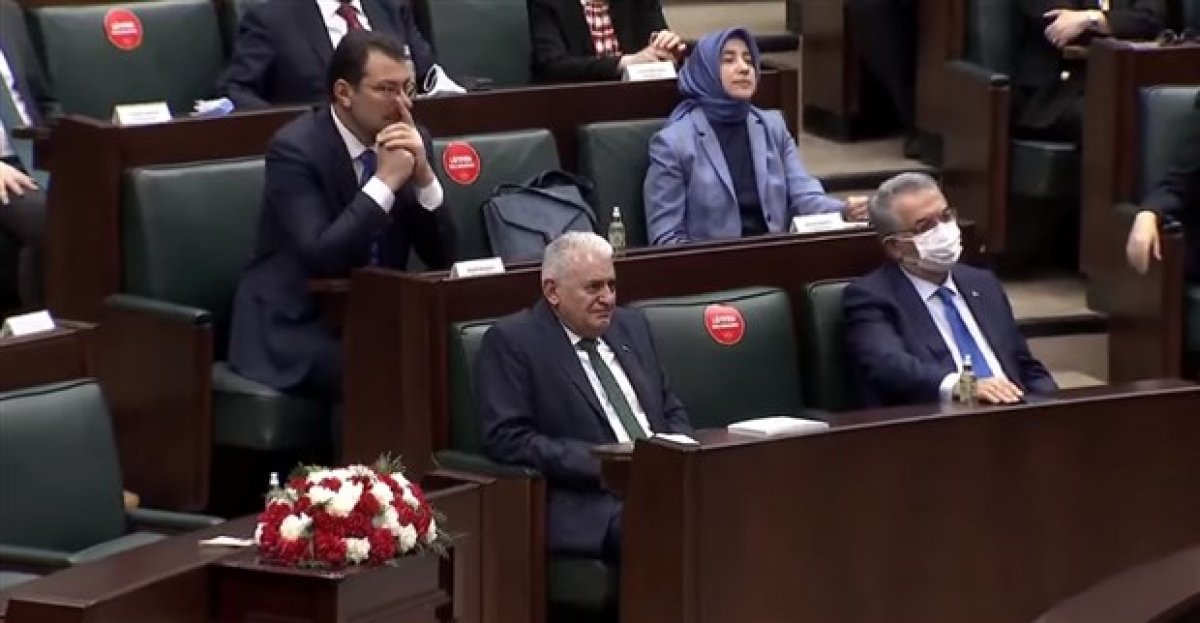 Binali Yıldırım, AK Parti'ye katılan İsmail Ok konuşurken gözyaşlarını tutamadı
