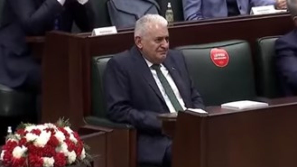 Binali Yıldırım, AK Parti&#039;ye katılan İsmail Ok konuşurken gözyaşlarını tutamadı