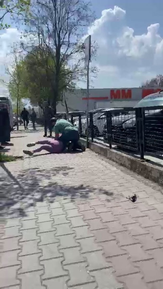 Bolu'da kıskançlık kavgası: Kadının üzerine oturdu