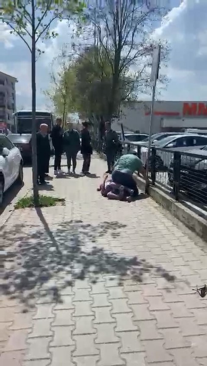 Bolu'da kıskançlık kavgası: Kadının üzerine oturdu
