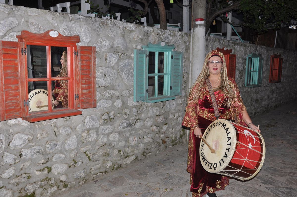 Datça'nın tek ramazan davulcusu kadın, ilk sahurda maniler söyledi