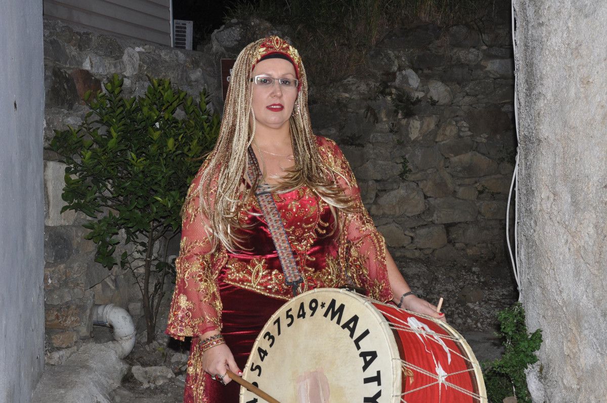 Datça'nın tek ramazan davulcusu kadın, ilk sahurda maniler söyledi