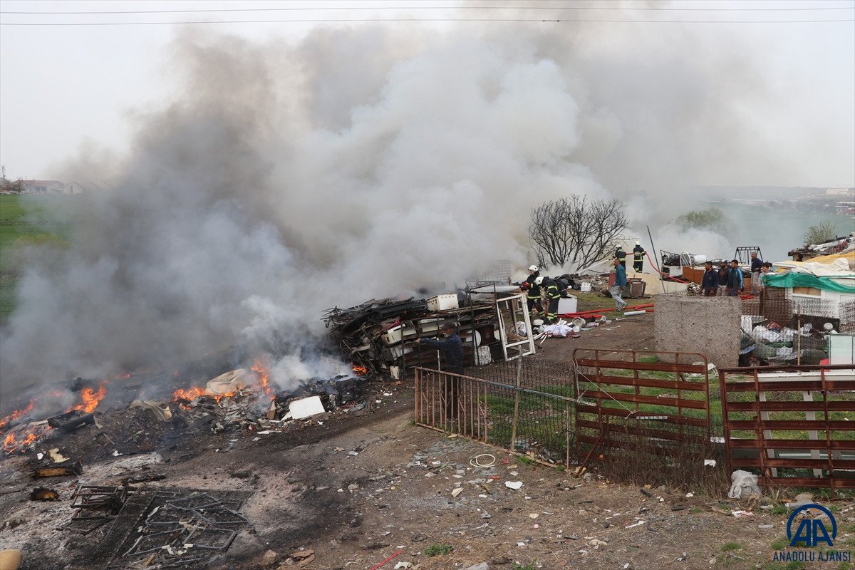 Edirne'de hurda deposunda çıkan yangın söndürüldü