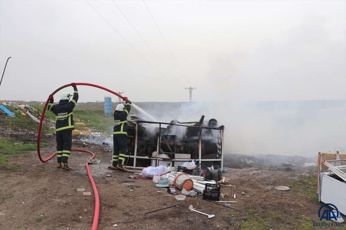 Edirne'de hurda deposunda çıkan yangın söndürüldü