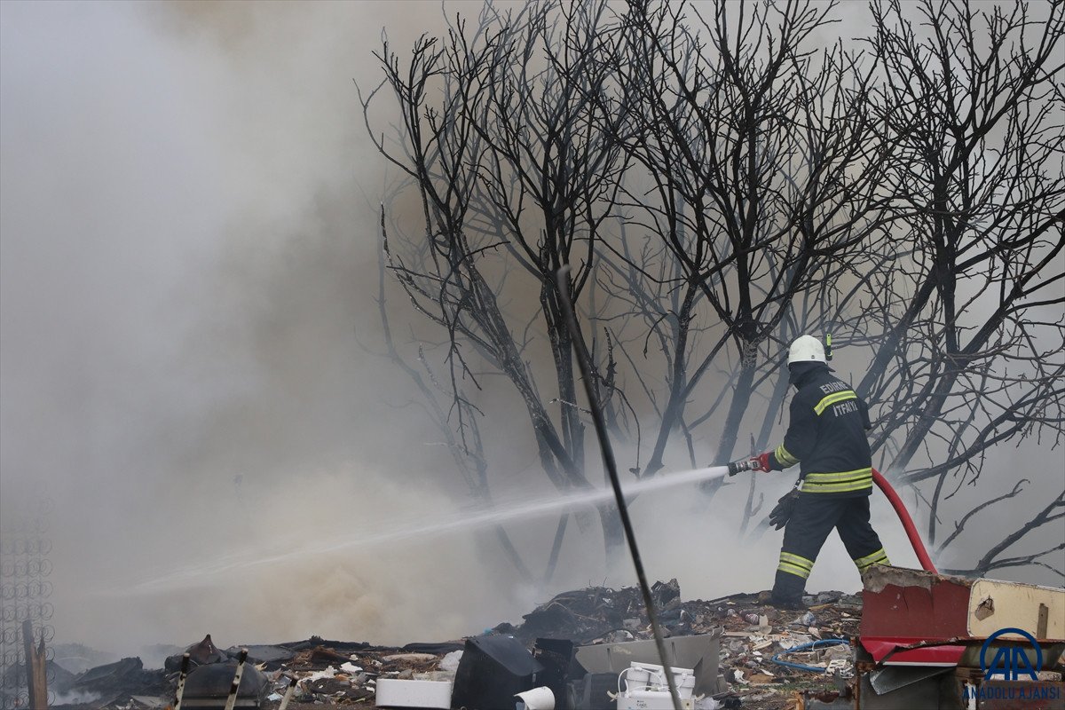 Edirne'de hurda deposunda çıkan yangın söndürüldü