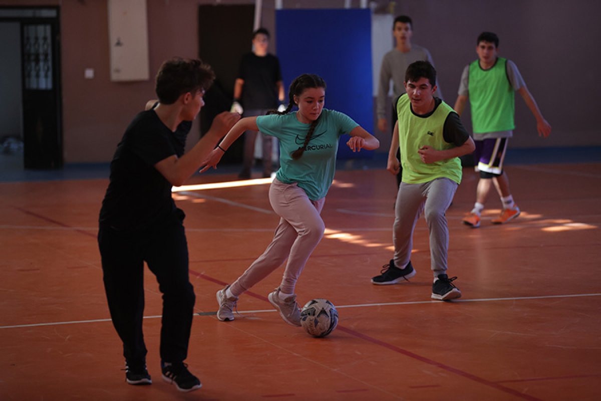 Edirne'de lise öğrencisi Elif, doktor ve futbolcu olmak istiyor