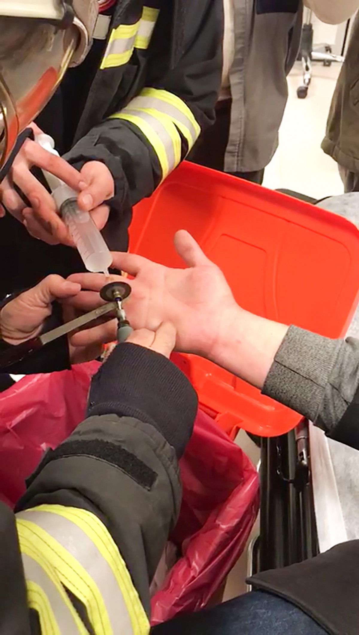 Erzurum'da acil servis, yüzüğü çıkmayan adam için seferber oldu