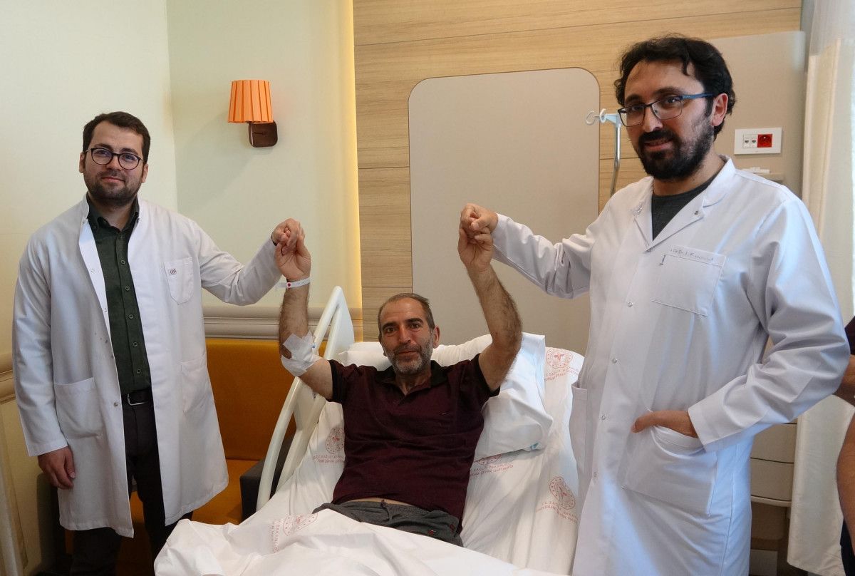 Erzurum'da halsizlik nedeniyle doktora giden adamın karnından kitle çıktı