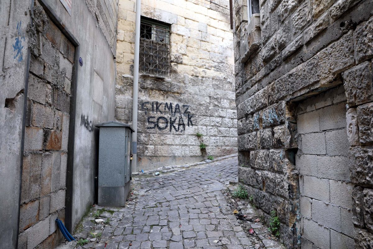 Gaziantep'te tarihi taş binanın soyulmaması için briket örüldü