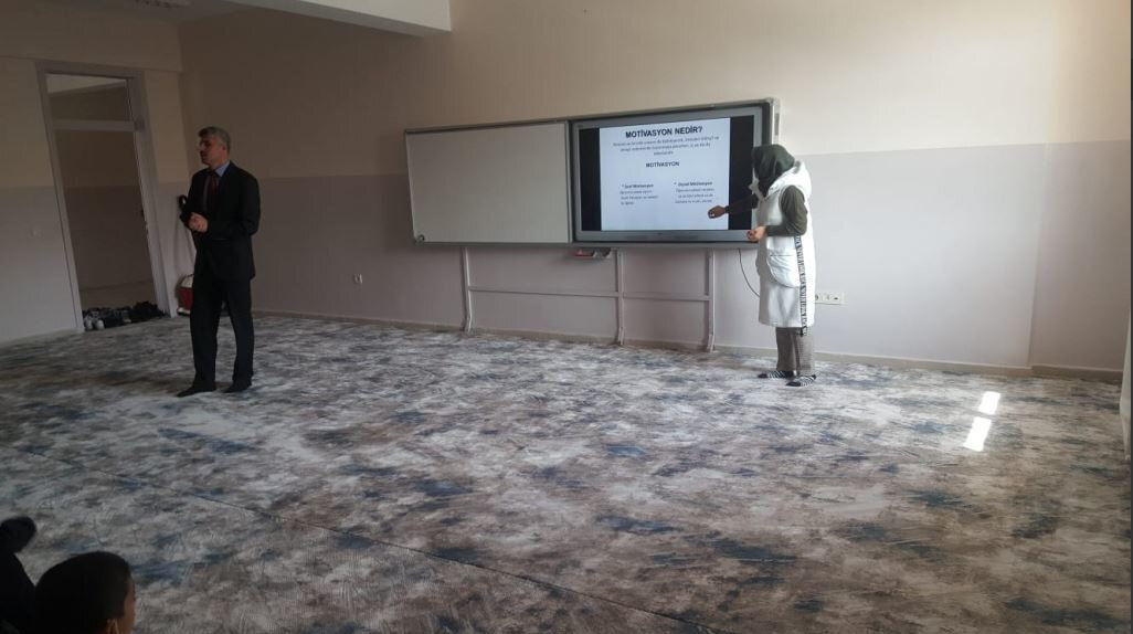 Geleceğin hafızları burada yetişiyor: Bir ellerinde bilgisayar diğer ellerinde Kur'an