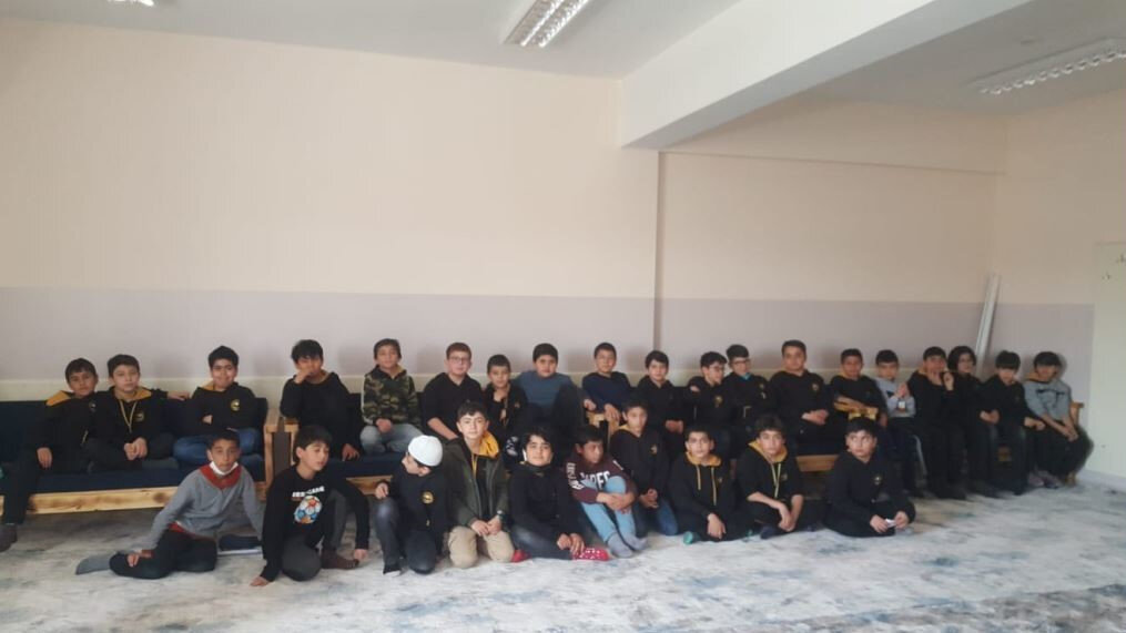 Geleceğin hafızları burada yetişiyor: Bir ellerinde bilgisayar diğer ellerinde Kur'an