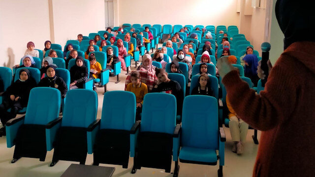 Geleceğin hafızları burada yetişiyor: Bir ellerinde bilgisayar diğer ellerinde Kur&#039;an