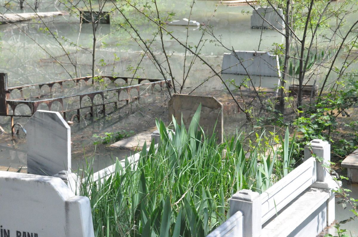 Gümüşhane'de eriyen karlar, mezarlığı göle çevirdi