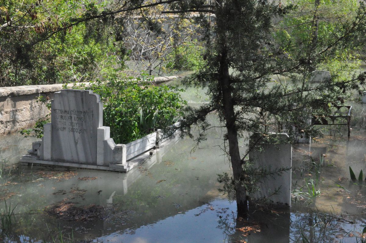 Gümüşhane'de eriyen karlar, mezarlığı göle çevirdi