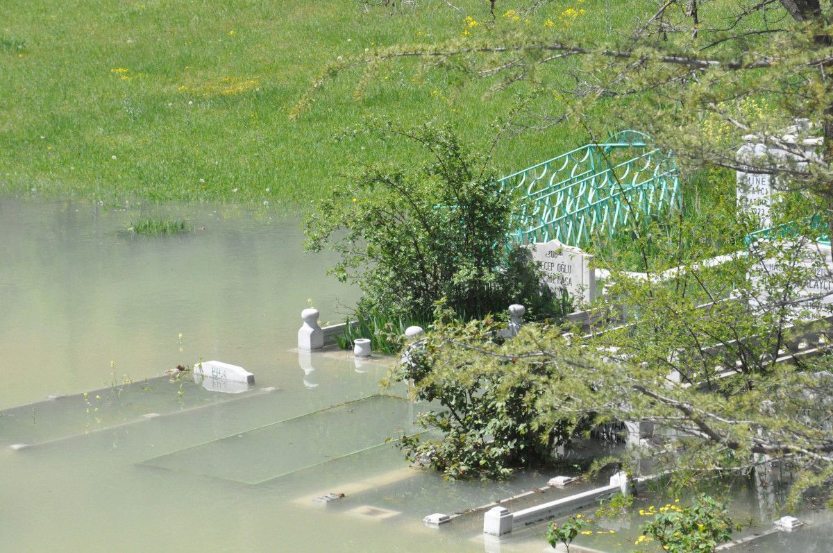 Gümüşhane'de eriyen karlar, mezarlığı göle çevirdi