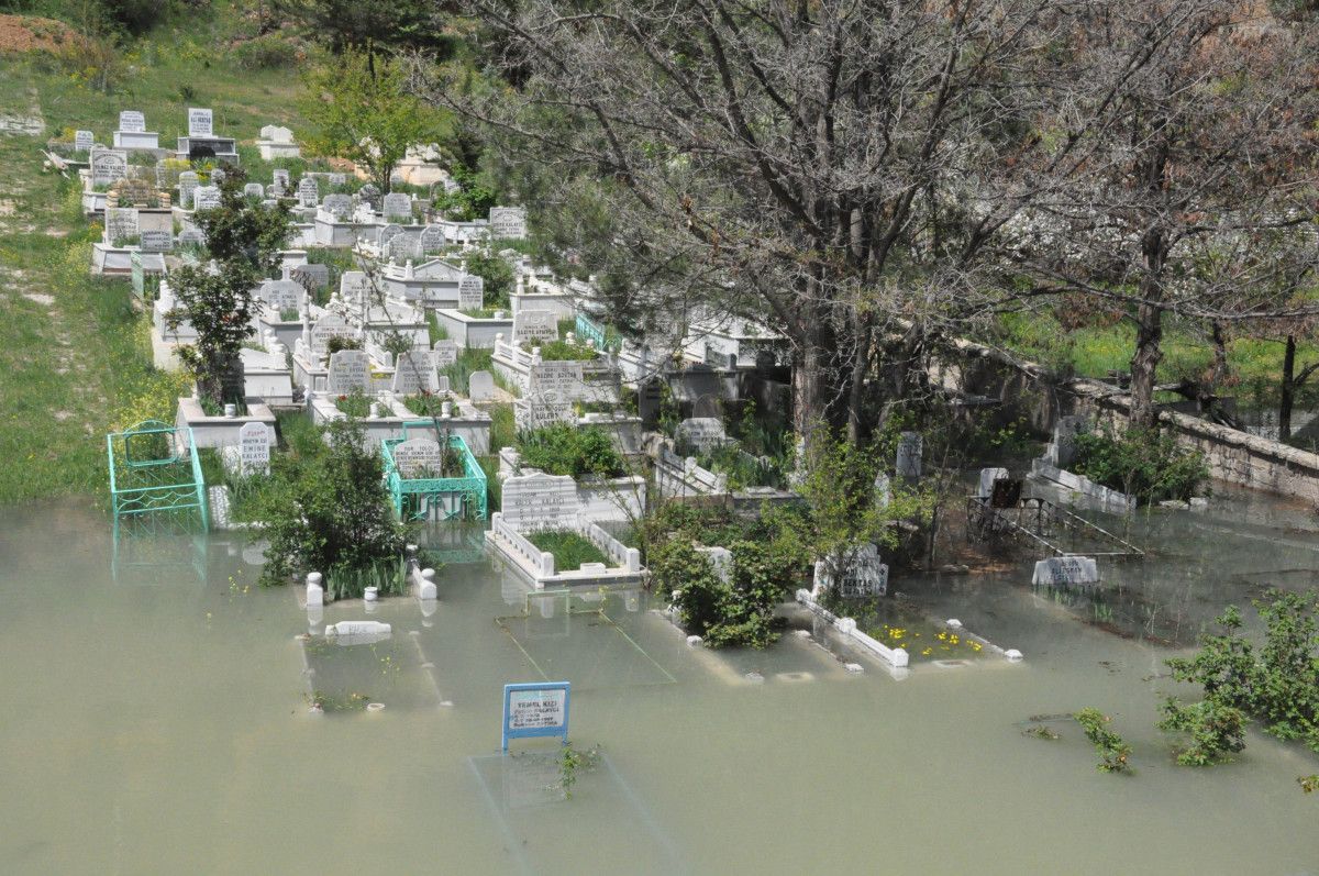 Gümüşhane'de eriyen karlar, mezarlığı göle çevirdi