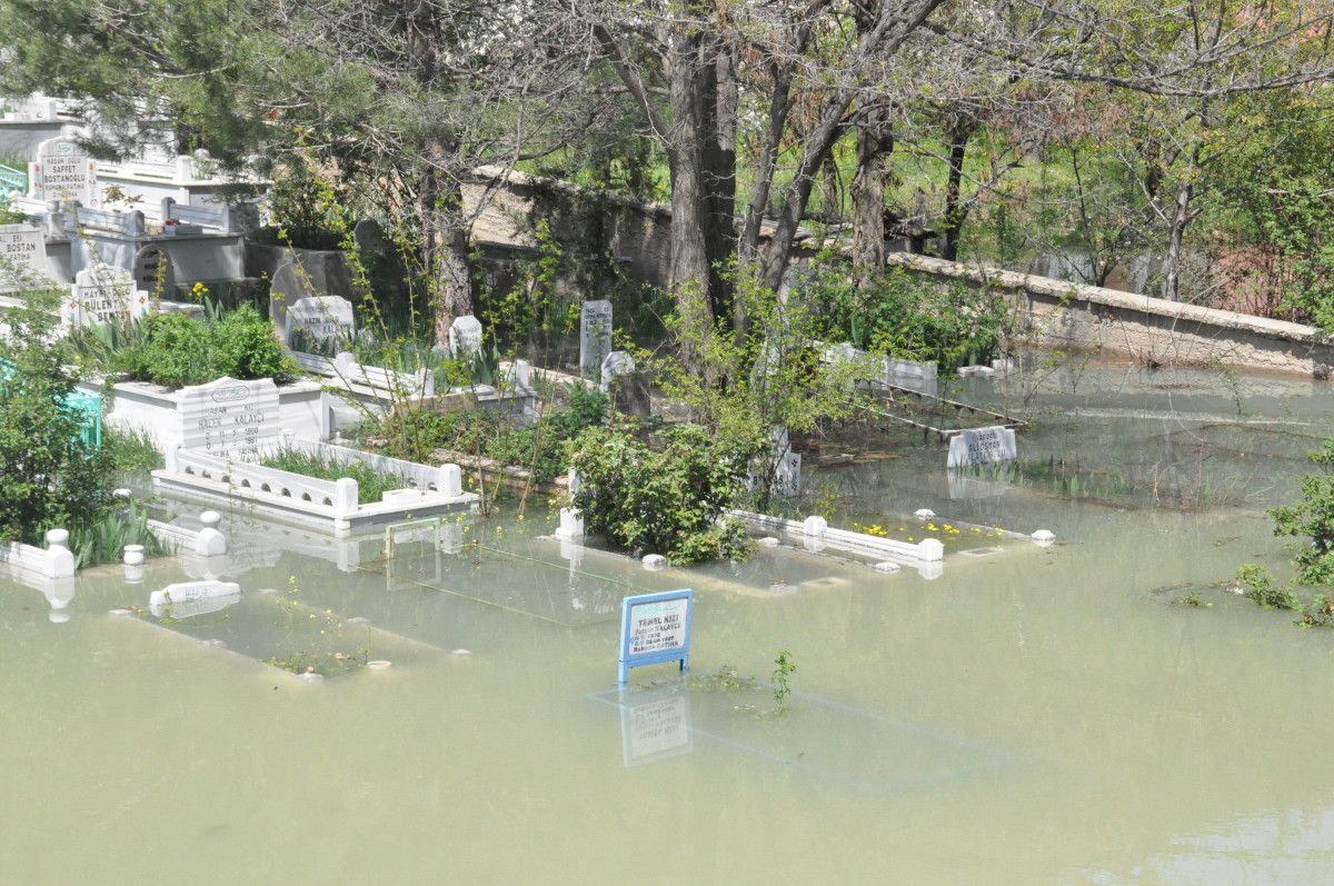 Gümüşhane'de eriyen karlar, mezarlığı göle çevirdi