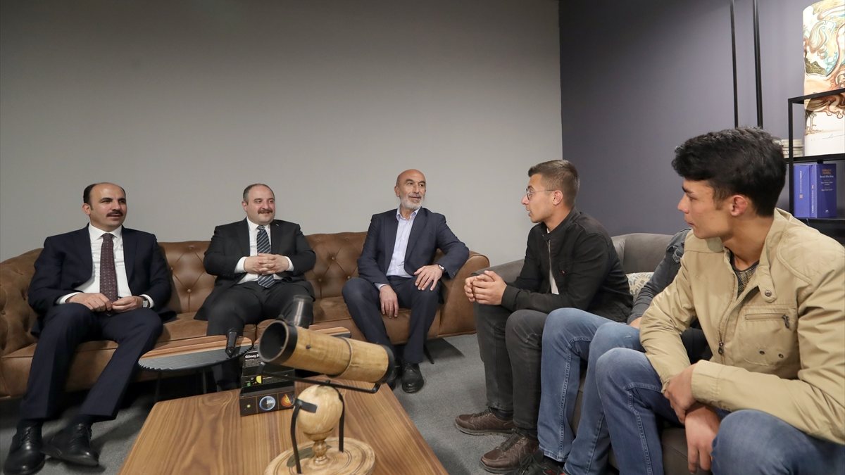 Güneş sistemini tartışan Konyalı gençler Azerbaycan'a gidiyor