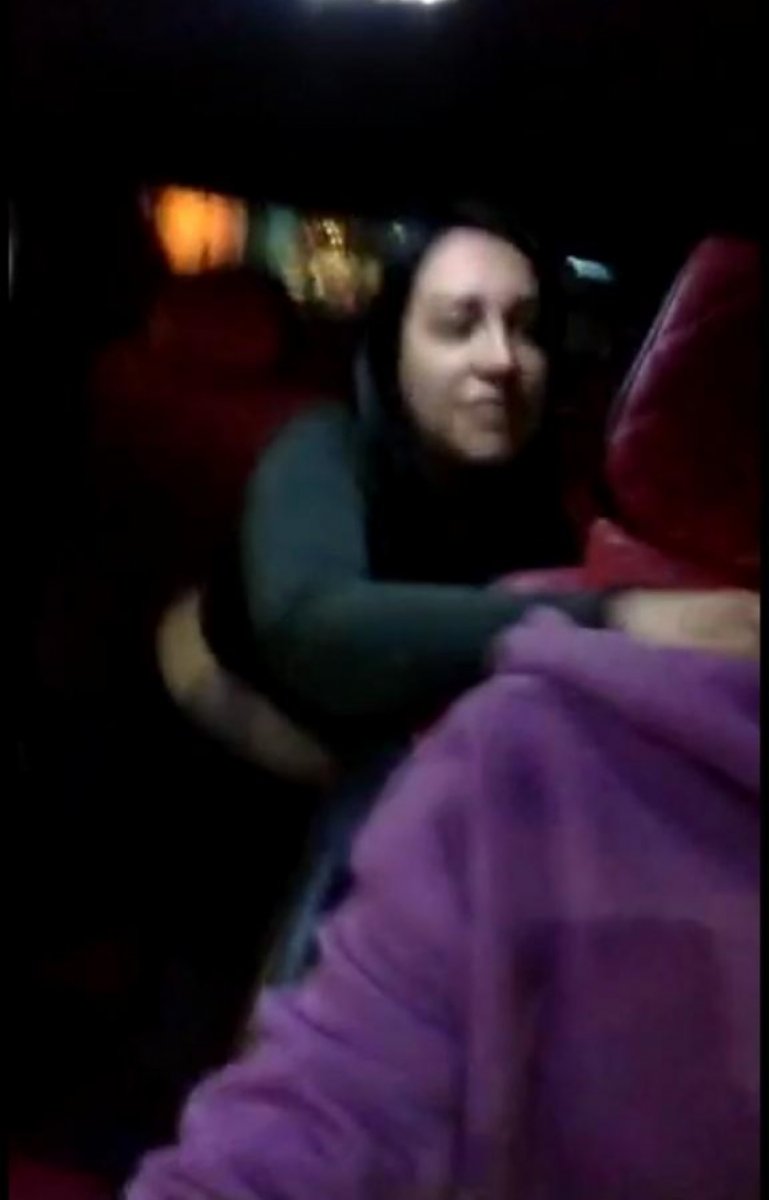 İstanbul'da taksiciyi tekmeleyen kadın yolcu kamerada