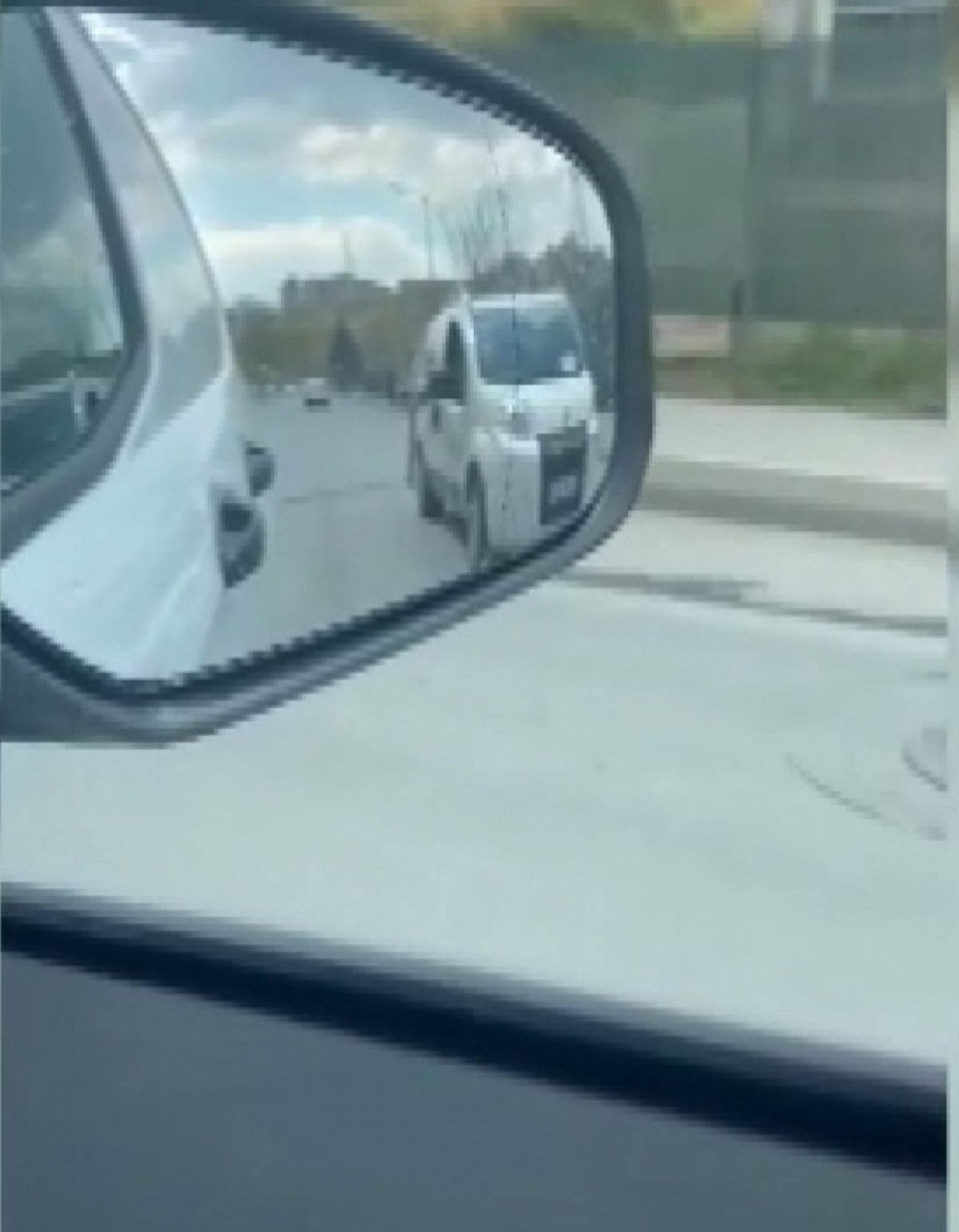 İstanbul'da trafikte tartıştığı sürücünün aracına sopayla vurdu