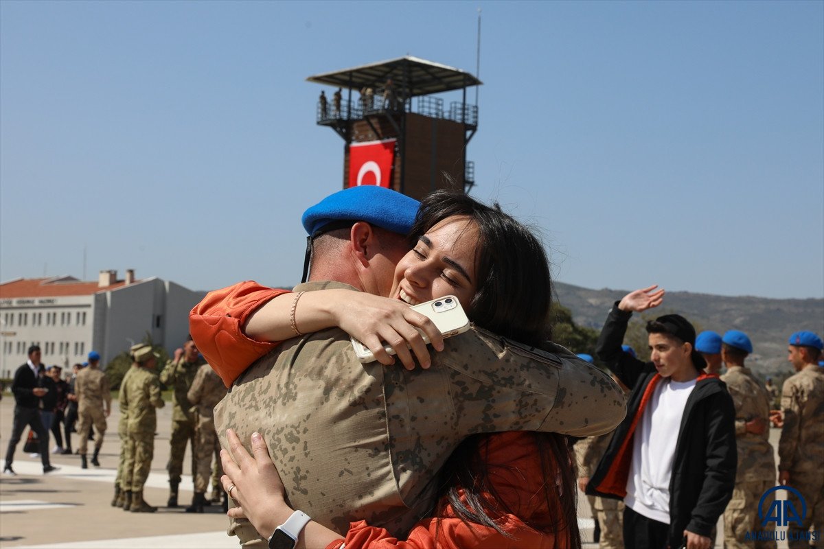 İzmir'de jandarmalar terörle mücadele eğitimlerini tamamladı