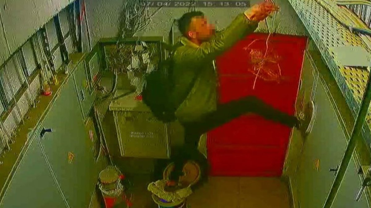 Kağıthane'de binaya giren hırsız elektrik kablolarını çaldı