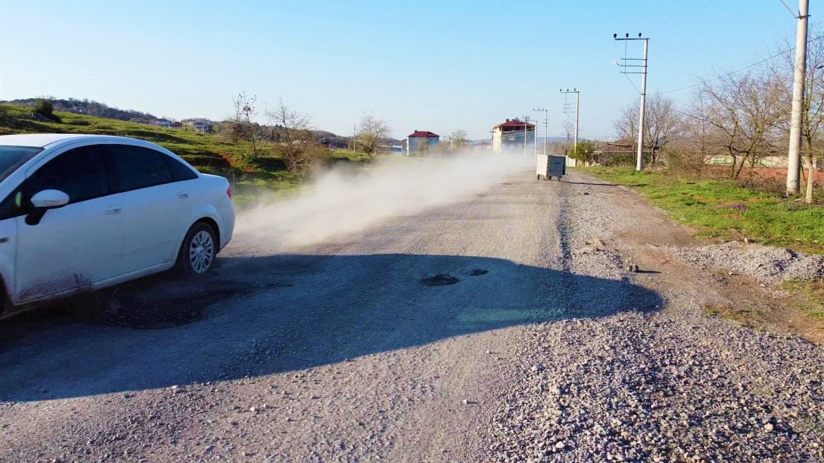 Kocaeli'de asfaltı olmayan sokak tozla kaplanıyor