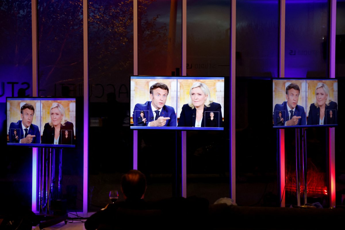 Macron ve Le Pen canlı yayında kozlarını paylaştı