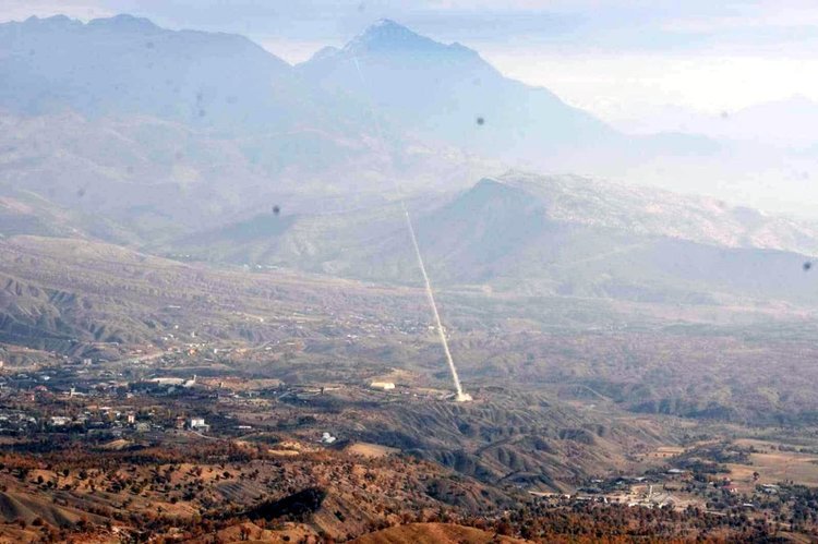 Mehmetçik bayrağı dikti