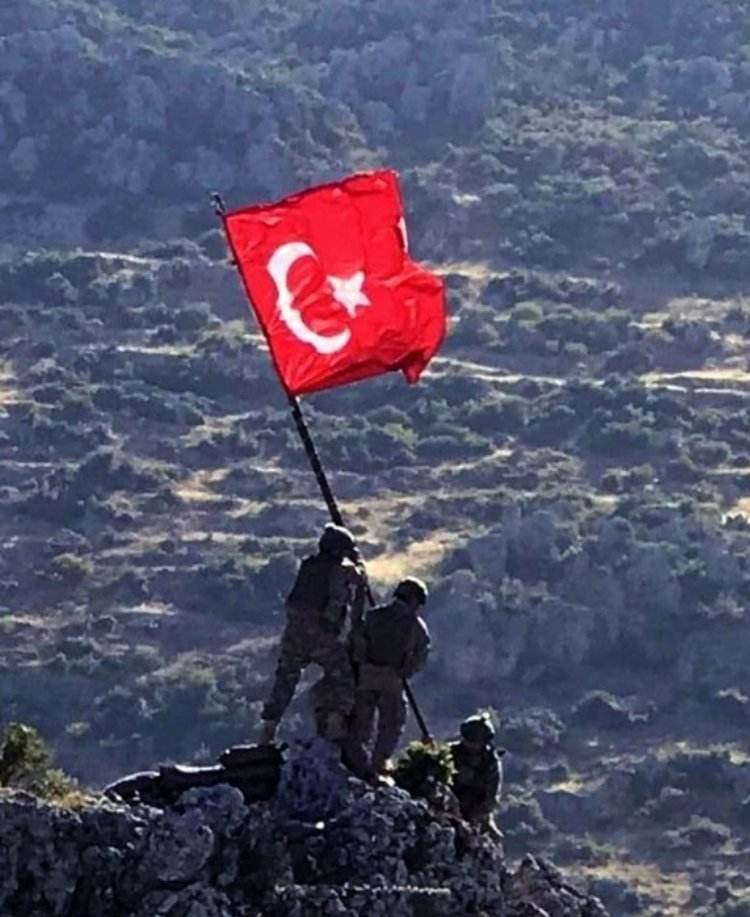 Mehmetçik bayrağı dikti