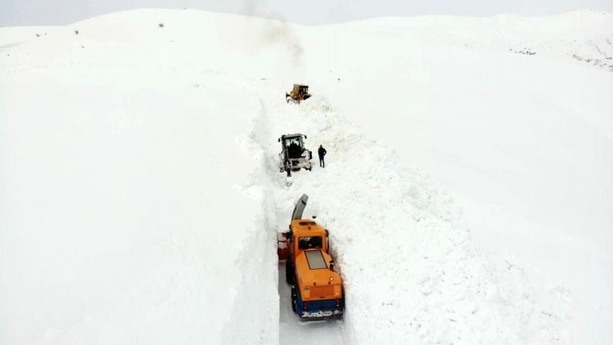 Muş'ta karla mücadele aralıksız sürüyor