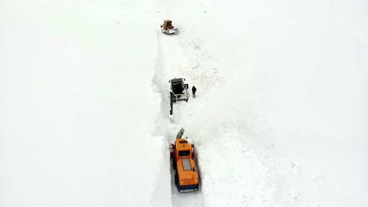 Muş'ta karla mücadele aralıksız sürüyor