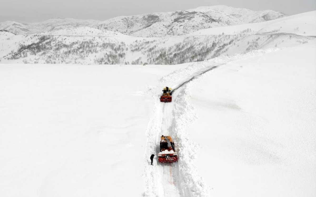 Muş'ta karla mücadele aralıksız sürüyor