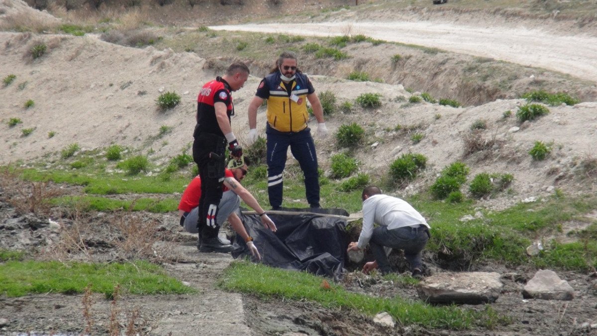 Niğde’de 47 yaşındaki adamı öldürüp, attılar