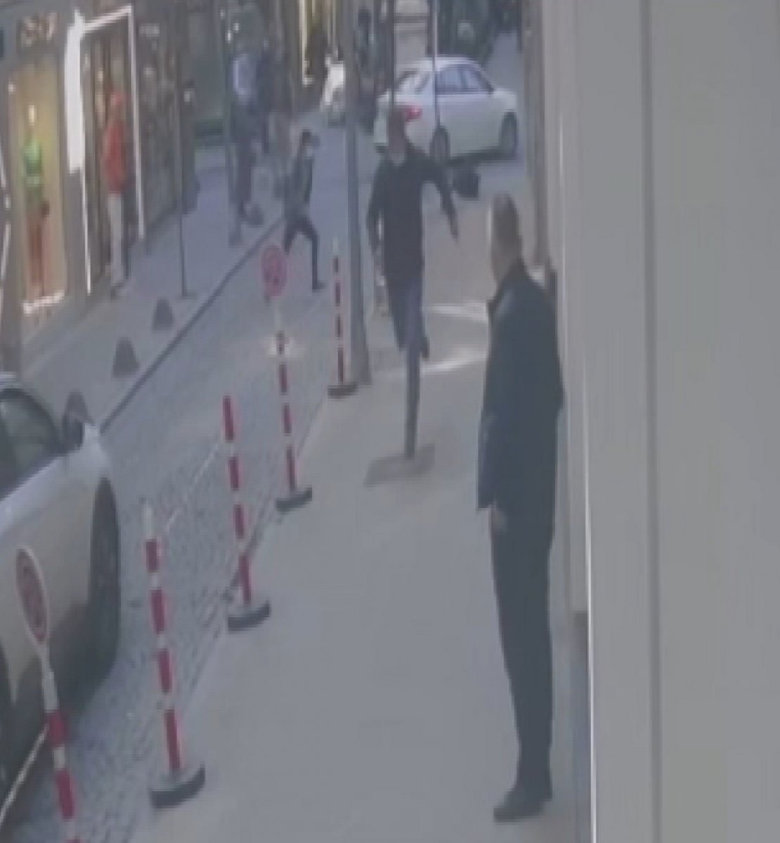 Nişantaşı'nda silahlı saldırı: Bağcıklarını bağladığı sırada vurdu