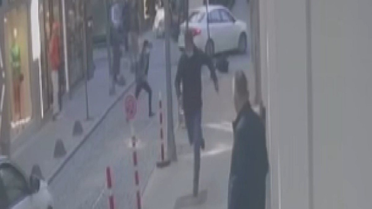 Nişantaşı&#039;nda silahlı saldırı: Bağcıklarını bağladığı sırada vurdu