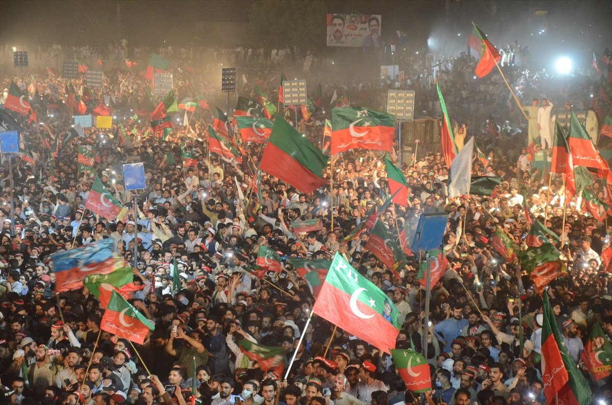 Pakistan'ın eski Başbakanı Han, erken seçim çağrısı yaptı