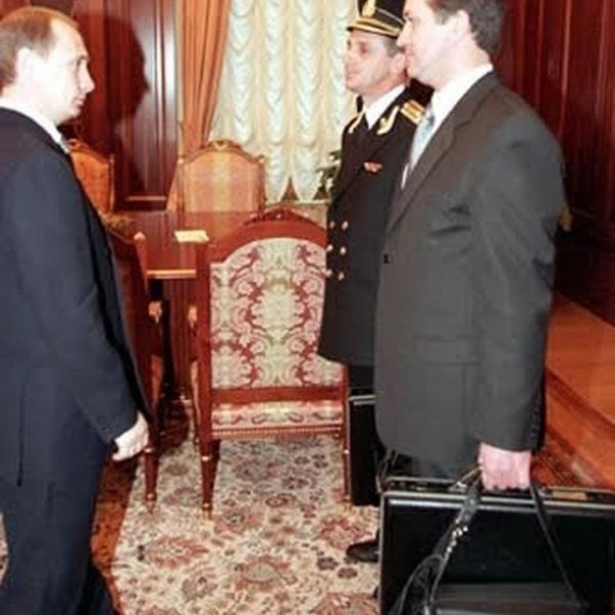 Putin Jirinovski'nin cenazesine nükleer çantayla gitti