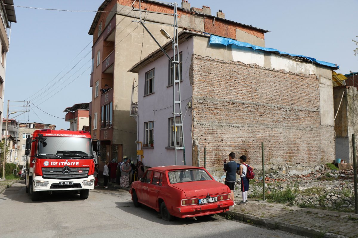 Engelli çocuğun torpil patlattığı ev küle döndü