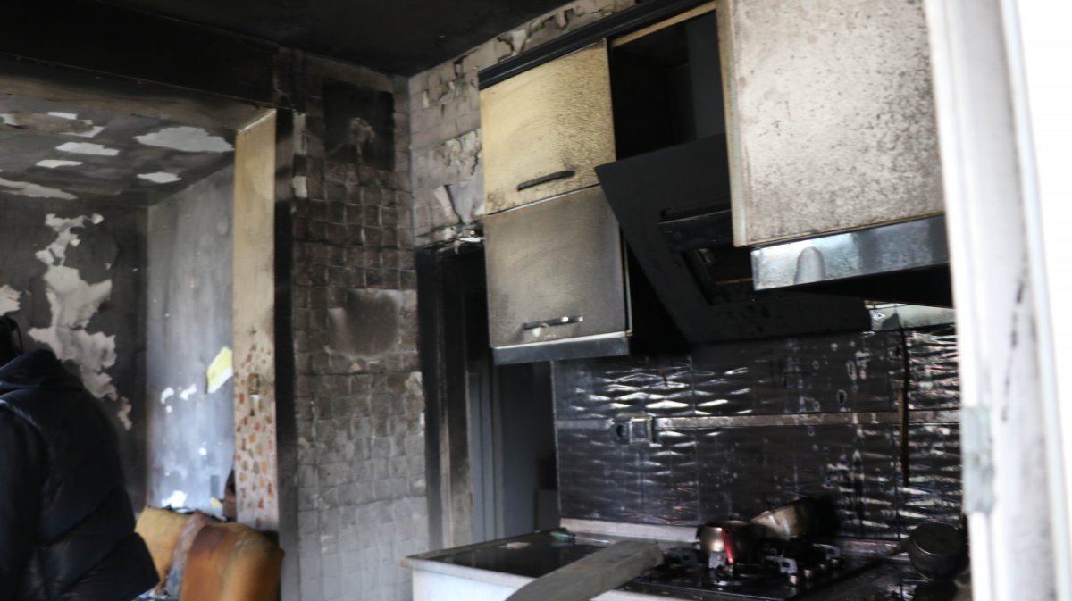 Engelli çocuğun torpil patlattığı ev küle döndü