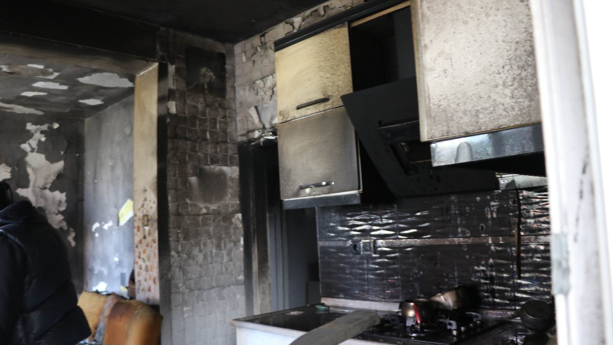 Engelli çocuğun torpil patlattığı ev küle döndü