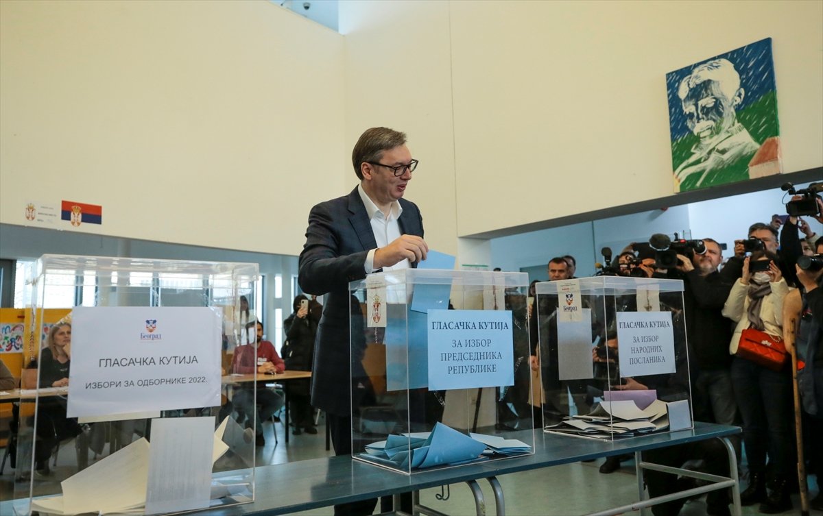 Sırbistan'da halk, sandık başında